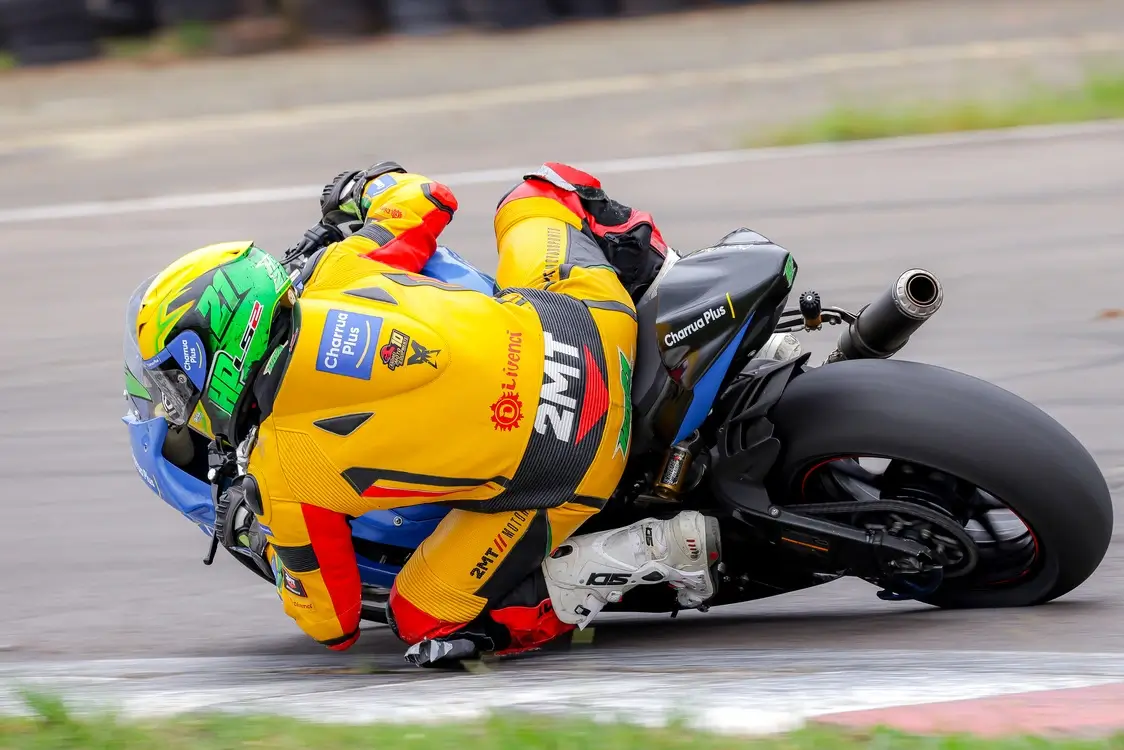 Imagem de uma aula com o professor Hebert Pereira